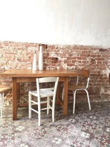 トゥルヴィル・シュル・メールにあるcharmante maison de pêcheurの木製テーブル(椅子2脚付)