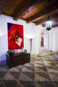 een kamer met een schilderij aan de muur en een tafel bij Casa do Cimo da Vila in Mondim da Beira