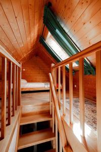 Habitación de madera con escaleras en una cabaña en Chałupa na wsi u Papierzy, en Witów