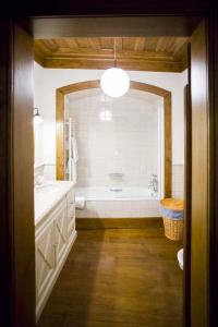 een badkamer met een bad, een toilet en een wastafel bij Casa do Cimo da Vila in Mondim da Beira
