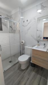 ein Badezimmer mit Toilette, Dusche und Waschbecken in der Unterkunft Apartamento El Puerto del Médano in El Médano