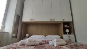 a bedroom with a bed with white towels on it at Appartamento Via Ponchielli in Perugia +7 photos