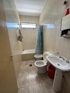 a bathroom with a toilet and a sink at Monoambiente lo de Carola Mendoza in Las Heras