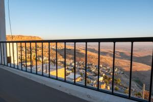 d'un balcon offrant une vue sur la ville. dans l'établissement ELYANS KONAĞI, à Mardin