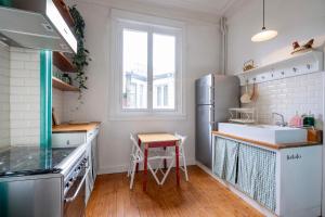 uma cozinha com um lavatório e um frigorífico em The Handshake House em Antuérpia