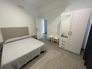 - une chambre avec un lit et une armoire blanche dans l'établissement Casa Vera, à San Sebastián de la Gomera