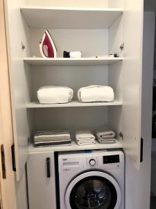 een wasruimte met een wasmachine en handdoeken bij Adrian Home, Central in Ploieşti