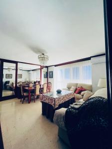 una sala de estar con un sofá y una mesa en OTONELL CENTRO, en Málaga