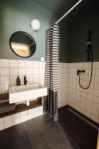 ein Bad mit einem Waschbecken und einem Spiegel in der Unterkunft Daj Spokój in Szczyrk