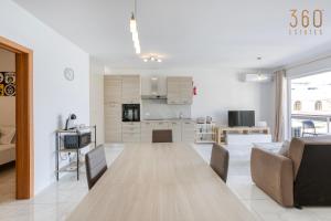 Köök või kööginurk majutusasutuses A lovely 2BR home, in the centre of Marsaxlokk by 360 Estates