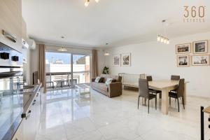 Posezení v ubytování A lovely 2BR home, in the centre of Marsaxlokk by 360 Estates