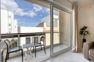 Balkón nebo terasa v ubytování A lovely 2BR home, in the centre of Marsaxlokk by 360 Estates