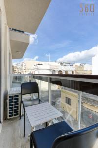 Rõdu või terrass majutusasutuses A lovely 2BR home, in the centre of Marsaxlokk by 360 Estates