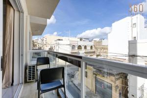 Rõdu või terrass majutusasutuses A lovely 2BR home, in the centre of Marsaxlokk by 360 Estates