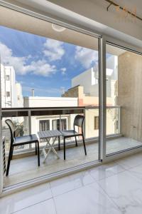 Rõdu või terrass majutusasutuses A lovely 2BR home, in the centre of Marsaxlokk by 360 Estates