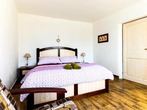 - une chambre avec un lit et une tête de lit en bois dans l'établissement Levandulová chalupa, à Vrbice
