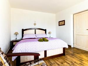 a bedroom with a bed with a wooden headboard at Levandulová chalupa in Vrbice