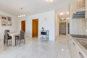 Köök või kööginurk majutusasutuses A lovely 2BR home, in the centre of Marsaxlokk by 360 Estates