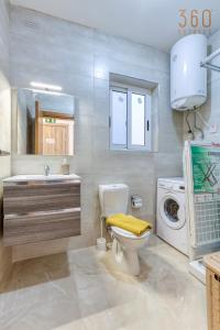 Vannituba majutusasutuses A lovely 2BR home, in the centre of Marsaxlokk by 360 Estates