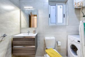 Vannituba majutusasutuses A lovely 2BR home, in the centre of Marsaxlokk by 360 Estates