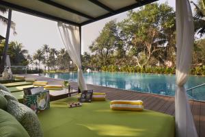 vista para a piscina no resort em Taj Holiday Village Resort & Spa, Goa em Candolim