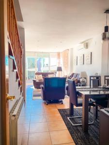 un soggiorno con tavolo e sedie di Tamarit by Unik Tarragona a Tarragona