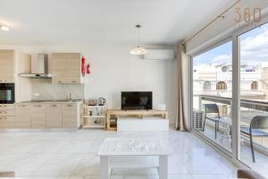 Köök või kööginurk majutusasutuses A lovely 2BR home, in the centre of Marsaxlokk by 360 Estates