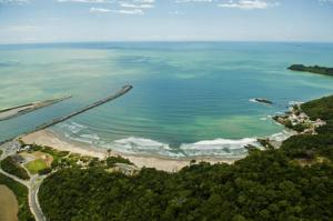 uma vista aérea de uma praia e do oceano em Apartamento aconchegante em Itajaí em Itajaí