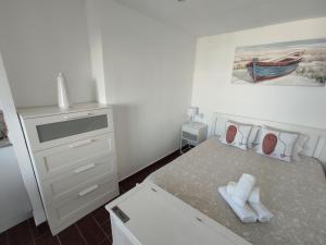 Ένα ή περισσότερα κρεβάτια σε δωμάτιο στο Apartamento en primera línea de playa B Centro de Marbella