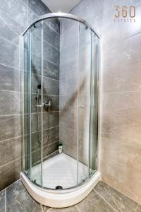 Vannituba majutusasutuses A lovely 2BR home, in the centre of Marsaxlokk by 360 Estates