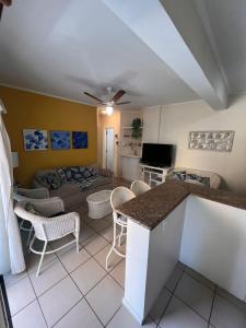 a living room with a couch and a table at Flat Capitania Varam Ap 3053 in Guarujá