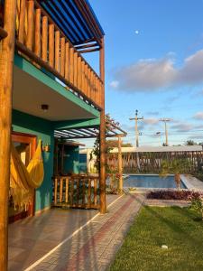 - une terrasse couverte avec hamac dans l'établissement BRISAS DE FORTIM VILLAGE, à Fortim