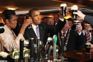 Presidente Obama sosteniendo una botella de vino delante de una multitud en Royal Britannia Hotel, en Ilfracombe