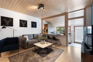 - un salon avec un canapé et une table dans l'établissement Apartment Bodman in Friedrichshafen, à Friedrichshafen