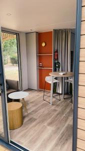 una habitación con una mesa y dos mesas en ella en Camping Sunelia L'Argentière, en Cogolin