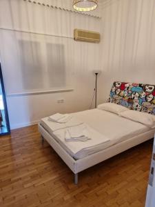 een slaapkamer met een bed in een kamer bij Anna's in Politiká