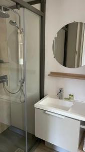 La salle de bains est pourvue d'un lavabo et d'une douche. dans l'établissement Camping Sunelia L'Argentière, à Cogolin
