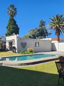 a house with a swimming pool in the yard at On Enslin selfcatering in Middelburg