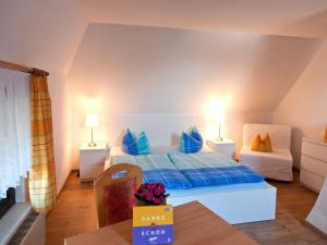 Een bed of bedden in een kamer bij Ferienwohnungen Gross Zicker Rüg 791-2