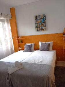 リスボンにあるCharm Discovery Principe 7のベッドルーム(大きな白いベッド1台、窓付)