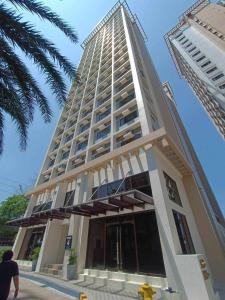 マニラにあるIza's Condo in Filinvest Alabangの高い建物
