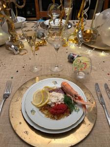 um prato de comida com um camarão na mesa em Le Loriot em Champagne-et-Fontaine