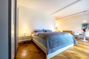 een slaapkamer met een bed en een eetkamer bij Landhaus Bleckede - App 1 Bleckede in Bleckede