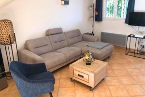 een woonkamer met een bank en 2 stoelen bij Esprit du Sud Damien in Roquebrune-sur-Argens