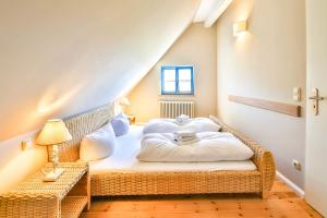 a room with a bed and a chair in a attic at Ferienhaus Blaukehlchen Lieper Winkel, Rankwitz in Grüssow