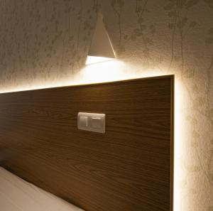 Luz sobre una cama en una habitación en Hostal Bezana, en Burgos