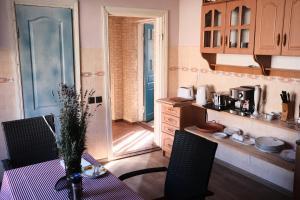 Le Rustique في Ivancea: مطبخ مع طاولة وكراسي وغرفة طعام