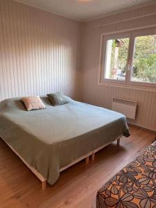 una camera da letto con un grande letto e una finestra di Bel appartement vue mer. a Les Issambres