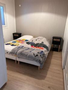 una camera da letto con un letto con un piumone di Bel appartement vue mer. a Les Issambres
