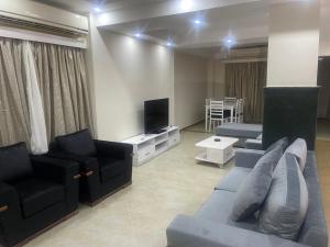 uma sala de estar com um sofá e uma televisão em Moubark 6 Villa 6 em Hurghada